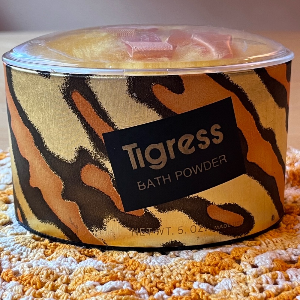 🐯 FABERGE TIGRESS BODY POWDER 🐯 NWOT 🐯